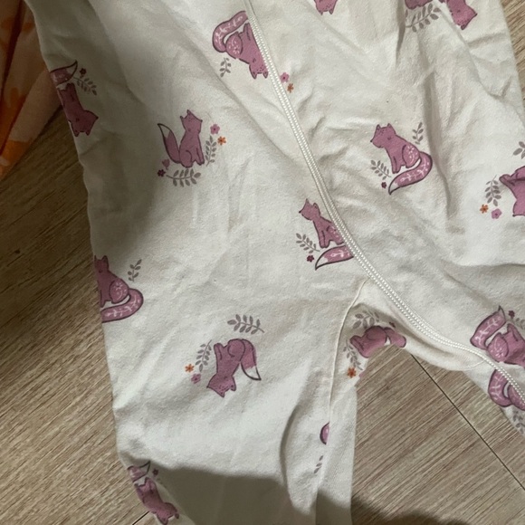 Tommy Hilfiger and Gerber baby pajamas size 3 to 6 months - Picture 3 of 5